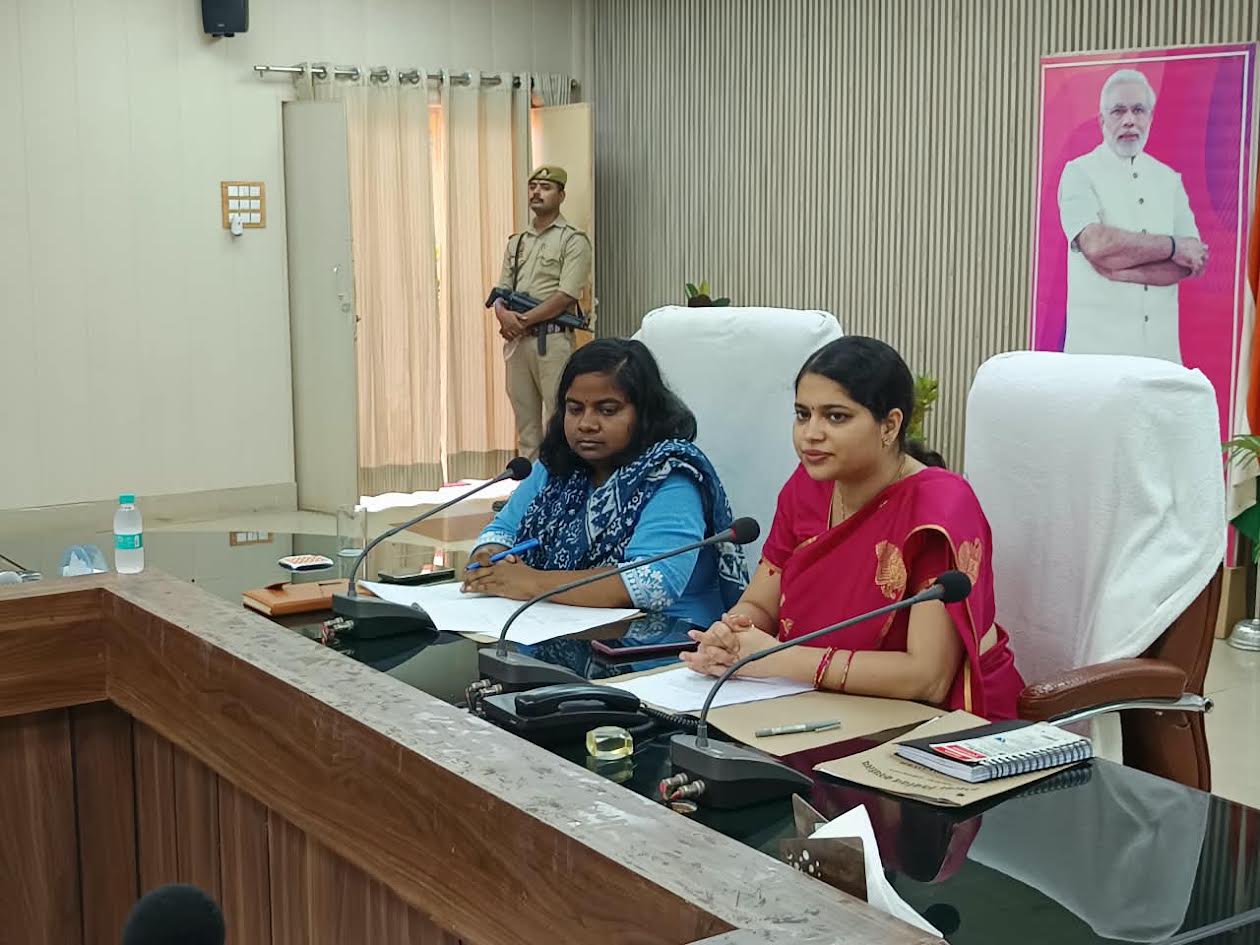 अंबेडकरनगर कलेक्ट्रेट सभागार में मतदाता पंजीकरण अभियान पर बैठक करतीं डीएम ईशा प्रिया।