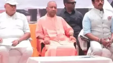 गोरखपुर में किसानों को राहत राशि हस्तांतरित करने के कार्यक्रम में मुख्यमंत्री योगी आदित्यनाथ।