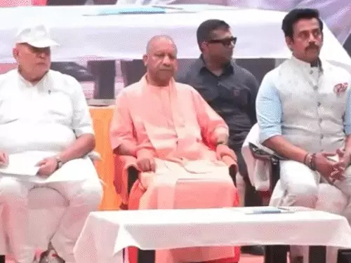 गोरखपुर में किसानों को राहत राशि हस्तांतरित करने के कार्यक्रम में मुख्यमंत्री योगी आदित्यनाथ।