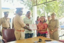 अंबेडकरनगर के आलापुर में मिशन शक्ति अभियान-6.0 के जागरूकता कार्यक्रम में सम्मानित छात्राएं और प्रतिभागी।