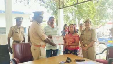 अंबेडकरनगर के आलापुर में मिशन शक्ति अभियान-6.0 के जागरूकता कार्यक्रम में सम्मानित छात्राएं और प्रतिभागी।