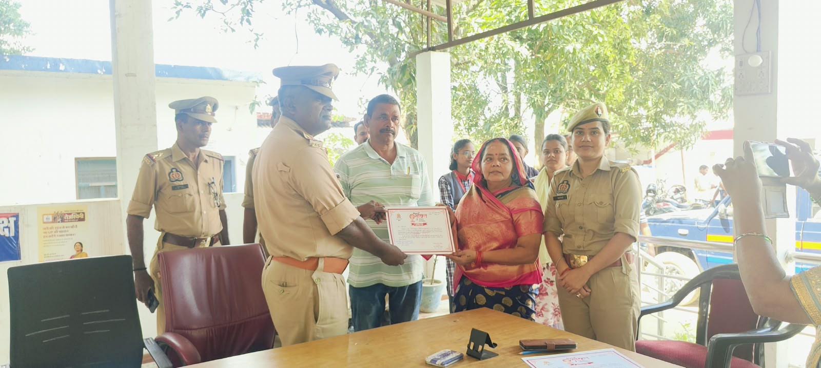 अंबेडकरनगर के आलापुर में मिशन शक्ति अभियान-6.0 के जागरूकता कार्यक्रम में सम्मानित छात्राएं और प्रतिभागी।