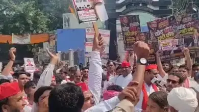 मुजफ्फरनगर में मुख्य चुनाव आयुक्त ज्ञानेश कुमार के इस्तीफे की मांग को लेकर प्रदर्शन करते समाजवादी पार्टी के कार्यकर्ता।