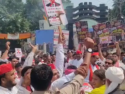 मुजफ्फरनगर में मुख्य चुनाव आयुक्त ज्ञानेश कुमार के इस्तीफे की मांग को लेकर प्रदर्शन करते समाजवादी पार्टी के कार्यकर्ता।