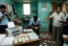 नागपुर के खरबी इलाके में किराए के कमरे से बरामद 500 रुपये के नकली नोट और प्रिंटर।