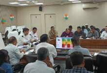 अंबेडकरनगर के जवाहर नवोदय विद्यालय में छात्राओं के प्रस्तावित छात्रावास के निर्माण स्थल पर मौजूद टीनशेड।