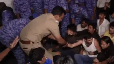 दिल्ली के पार्लियामेंट स्ट्रीट पुलिस स्टेशन के बाहर प्रदर्शन के दौरान NSUI अध्यक्ष विनोद जाखड़ और कार्यकर्ता।