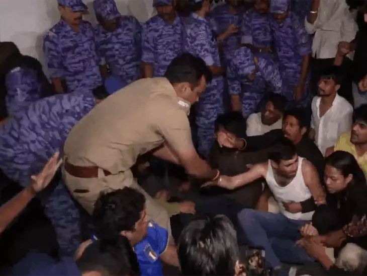 दिल्ली के पार्लियामेंट स्ट्रीट पुलिस स्टेशन के बाहर प्रदर्शन के दौरान NSUI अध्यक्ष विनोद जाखड़ और कार्यकर्ता।