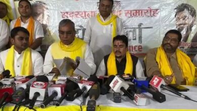 सुभासपा अध्यक्ष ओमप्रकाश राजभर की मौजूदगी में विभिन्न राजनीतिक दलों और सामाजिक संगठनों के लोग पार्टी की सदस्यता लेते हुए।