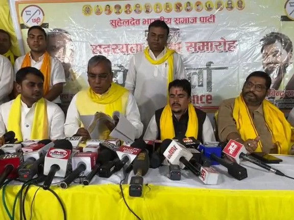 सुभासपा अध्यक्ष ओमप्रकाश राजभर की मौजूदगी में विभिन्न राजनीतिक दलों और सामाजिक संगठनों के लोग पार्टी की सदस्यता लेते हुए।