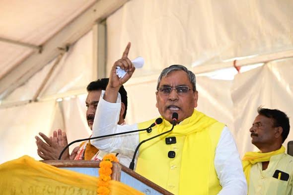 अंबेडकरनगर के सर्किट हाउस में मुस्लिम समाज की स्थिति और राजनीतिक मुद्दों पर बयान देते मंत्री ओमप्रकाश राजभर।
