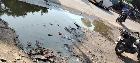 अंबेडकरनगर के जहांगीरगंज विकासखंड स्थित पदुमपुर बाजार में सफाई व्यवस्था से जुड़ी समस्या।
