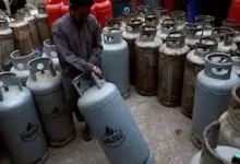 - पाकिस्तान में ईरान से LPG सप्लाई रुकने के बाद बढ़ती कीमतों के बीच रसोई गैस सिलेंडर।