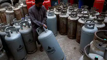 - पाकिस्तान में ईरान से LPG सप्लाई रुकने के बाद बढ़ती कीमतों के बीच रसोई गैस सिलेंडर।