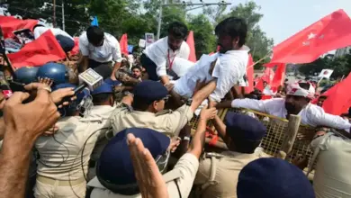 पटना में SIR के खिलाफ लोकभवन मार्च के दौरान बैरिकेडिंग तोड़ते और प्रदर्शन करते छात्र।