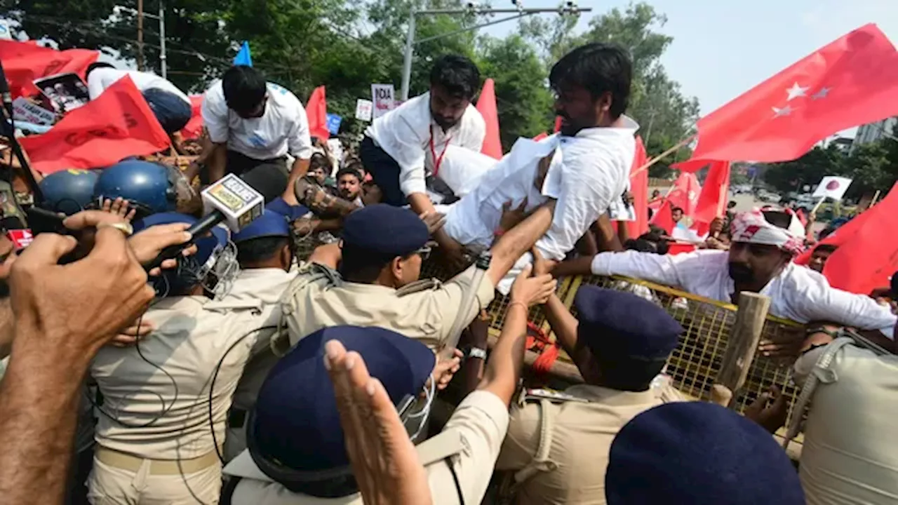 पटना में SIR के खिलाफ लोकभवन मार्च के दौरान बैरिकेडिंग तोड़ते और प्रदर्शन करते छात्र।