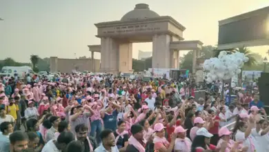लखनऊ में SGPGI की पिंक वेव-2026 वॉकथॉन में पिंक ड्रेस और रिबन पहनकर शामिल महिलाएं।