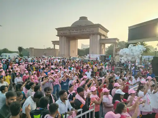 लखनऊ में SGPGI की पिंक वेव-2026 वॉकथॉन में पिंक ड्रेस और रिबन पहनकर शामिल महिलाएं।