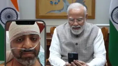 प्रधानमंत्री नरेंद्र मोदी वीडियो कॉल पर फ्लाईदुबई पायलट स्मित मच्छार से बात करते हुए।