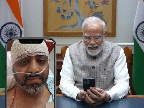 प्रधानमंत्री नरेंद्र मोदी वीडियो कॉल पर फ्लाईदुबई पायलट स्मित मच्छार से बात करते हुए।