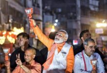 वाराणसी के नमो घाट पर वायुसेना के एयरशो में प्रधानमंत्री नरेंद्र मोदी, राजनाथ सिंह और योगी आदित्यनाथ मौजूद।