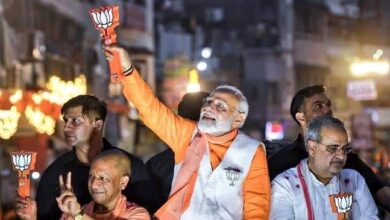 वाराणसी के नमो घाट पर वायुसेना के एयरशो में प्रधानमंत्री नरेंद्र मोदी, राजनाथ सिंह और योगी आदित्यनाथ मौजूद।