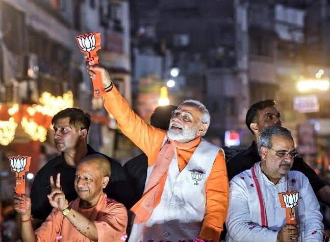 वाराणसी के नमो घाट पर वायुसेना के एयरशो में प्रधानमंत्री नरेंद्र मोदी, राजनाथ सिंह और योगी आदित्यनाथ मौजूद।