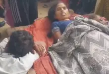 प्रतापगढ़ के नया पुरवा लालूपट्टी गांव में मां-बेटे की मौत के मामले में घटनास्थल पर जांच करती पुलिस।