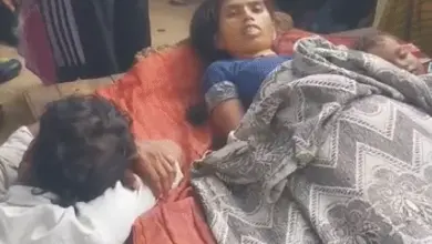प्रतापगढ़ के नया पुरवा लालूपट्टी गांव में मां-बेटे की मौत के मामले में घटनास्थल पर जांच करती पुलिस।