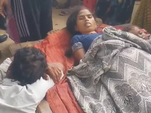प्रतापगढ़ के नया पुरवा लालूपट्टी गांव में मां-बेटे की मौत के मामले में घटनास्थल पर जांच करती पुलिस।
