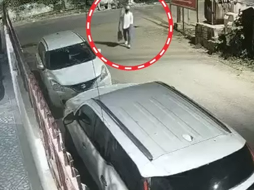 प्रयागराज के कैंट क्षेत्र में फॉर्च्यूनर चोरी की घटना का सीसीटीवी फुटेज।