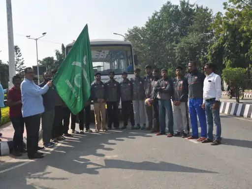 जौनपुर स्थित वीर बहादुर सिंह पूर्वांचल विश्वविद्यालय की पुरुष वॉलीबॉल टीम प्रतियोगिता के लिए रवाना होते हुए।
