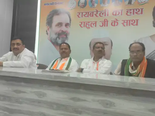 रायबरेली में वोटर लिस्ट में कथित गड़बड़ी को लेकर कांग्रेस जिलाध्यक्ष पंकज तिवारी की प्रेस कॉन्फ्रेंस।
