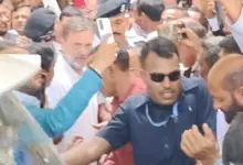 मानहानि मामले में सुल्तानपुर की MP-MLA कोर्ट के फैसले के बाद राहुल गांधी के समर्थन में जश्न मनाते कांग्रेस कार्यकर्ता।