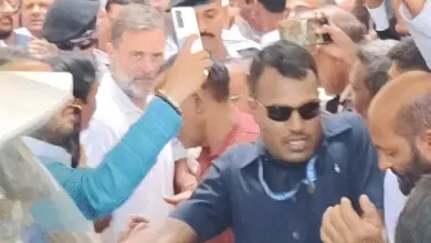 मानहानि मामले में सुल्तानपुर की MP-MLA कोर्ट के फैसले के बाद राहुल गांधी के समर्थन में जश्न मनाते कांग्रेस कार्यकर्ता।