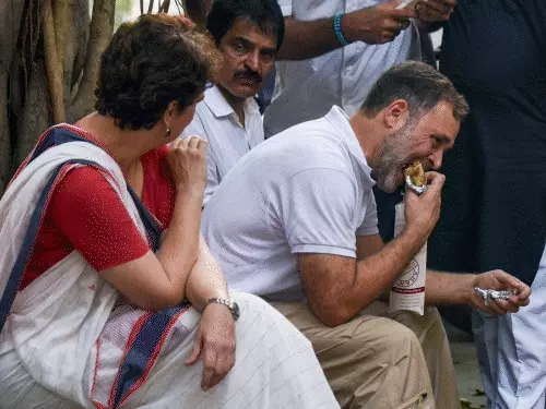SIR के विरोध में प्रदर्शन करते राहुल गांधी और विपक्षी सांसद