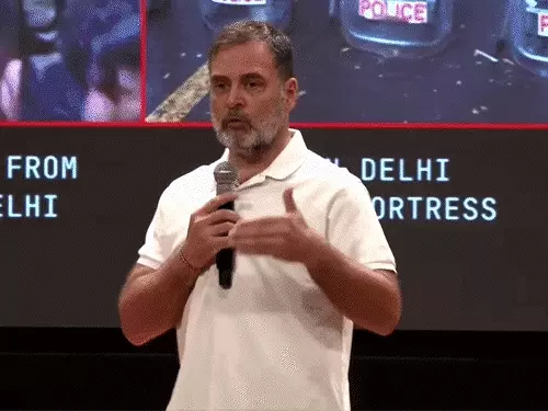 राहुल गांधी विपक्ष के मार्च और मुख्य चुनाव आयुक्त ज्ञानेश कुमार के इस्तीफे की मांग पर प्रेस कॉन्फ्रेंस करते हुए।