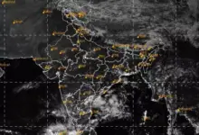 कई राज्यों में बारिश का अलर्ट, उत्तराखंड के चारधाम में गिरता तापमान और सीतापुर में बाढ़ के पानी के बीच धान की कटाई करते किसान।
