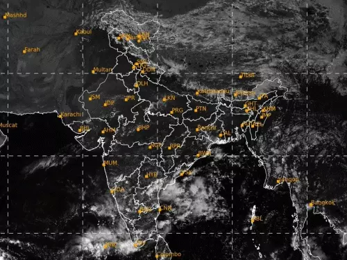 कई राज्यों में बारिश का अलर्ट, उत्तराखंड के चारधाम में गिरता तापमान और सीतापुर में बाढ़ के पानी के बीच धान की कटाई करते किसान।