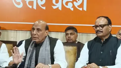 लखनऊ में प्रेस कॉन्फ्रेंस के दौरान कांग्रेस पर निशाना साधते रक्षा मंत्री राजनाथ सिंह।