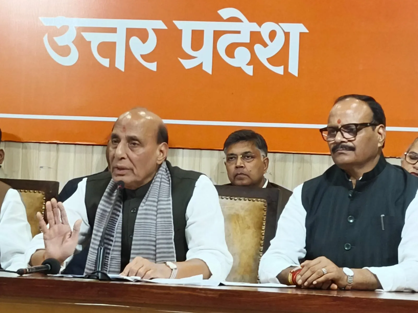 लखनऊ में प्रेस कॉन्फ्रेंस के दौरान कांग्रेस पर निशाना साधते रक्षा मंत्री राजनाथ सिंह।