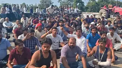 सहारनपुर के अटेरना गंगनहर पुल पर सड़क हादसे के पीड़ित परिवारों के लिए मुआवजे की मांग करते ग्रामीण।