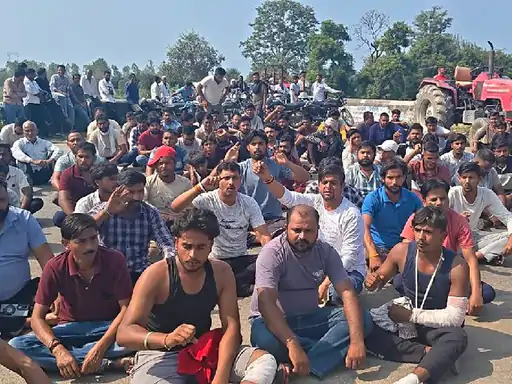 सहारनपुर के अटेरना गंगनहर पुल पर सड़क हादसे के पीड़ित परिवारों के लिए मुआवजे की मांग करते ग्रामीण।