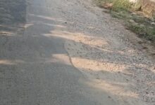 अंबेडकरनगर के सहतु गंज मार्ग पर गड्ढों की मरम्मत के बाद सड़क पर बिखरी गिट्टी