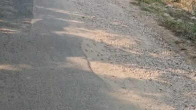अंबेडकरनगर के सहतु गंज मार्ग पर गड्ढों की मरम्मत के बाद सड़क पर बिखरी गिट्टी