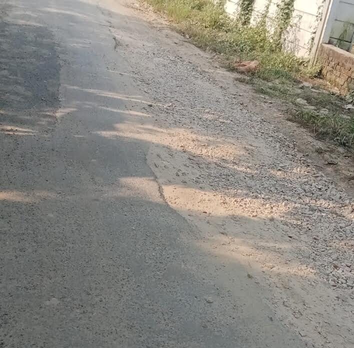 अंबेडकरनगर के सहतु गंज मार्ग पर गड्ढों की मरम्मत के बाद सड़क पर बिखरी गिट्टी