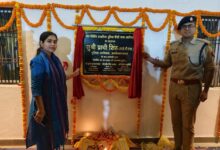 अंबेडकरनगर के सम्हरिया में नई पुलिस चौकी के उद्घाटन के दौरान एसपी प्राची सिंह और पुलिस अधिकारी।