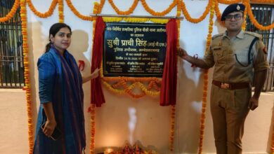 अंबेडकरनगर के सम्हरिया में नई पुलिस चौकी के उद्घाटन के दौरान एसपी प्राची सिंह और पुलिस अधिकारी।