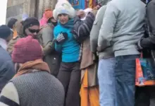 बर्फबारी के बीच केदारनाथ धाम में दर्शन करतीं अभिनेत्री सारा अली खान।