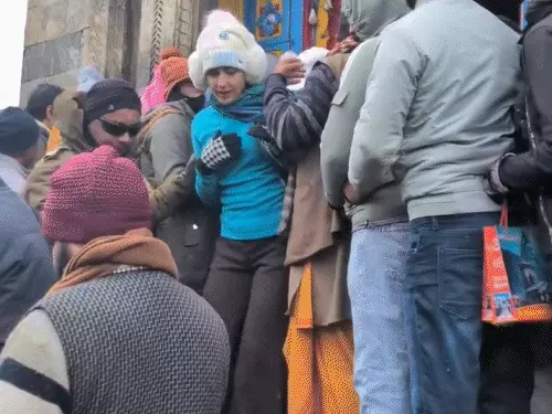 बर्फबारी के बीच केदारनाथ धाम में दर्शन करतीं अभिनेत्री सारा अली खान।